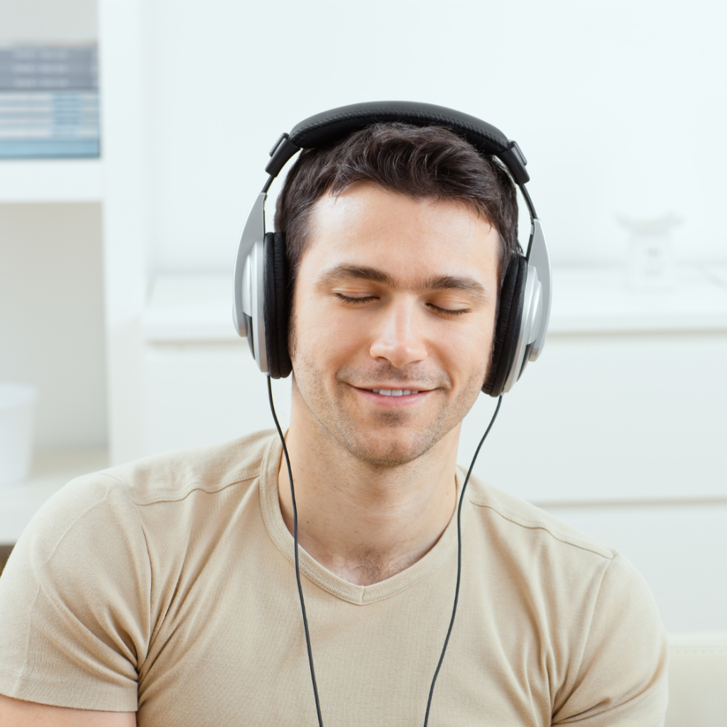 Persona che ascolta un audio Bioquantum in cuffia