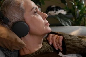 modulazione neuroacustica donna cuffie bioquantum